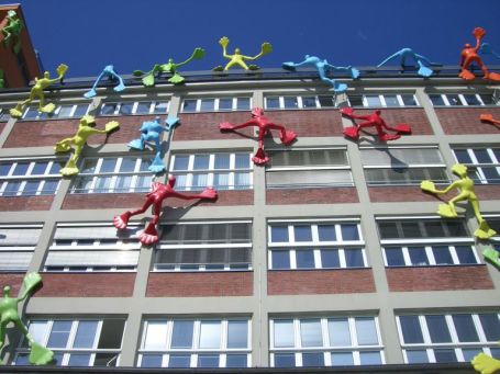 Düsseldorf : Medienhafen, "Flossis" an der Fassade